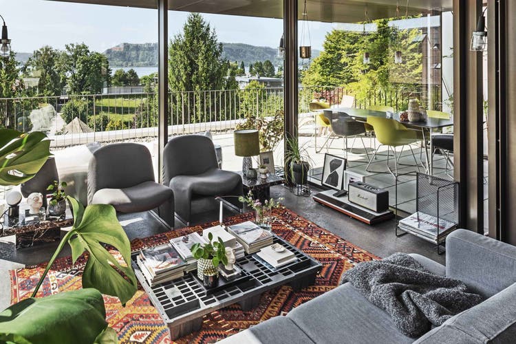 Farben, Möbel und Kunstwerke aus verschiedenen Epochen, vereint im Interior der Penthouse-Wohnung.