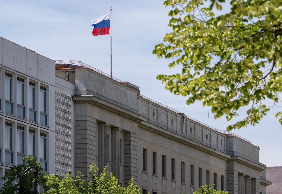 In der Botschaft - Besuch bei Putin-Ehrung löst Kritik an AfD-Politikern aus - Politik