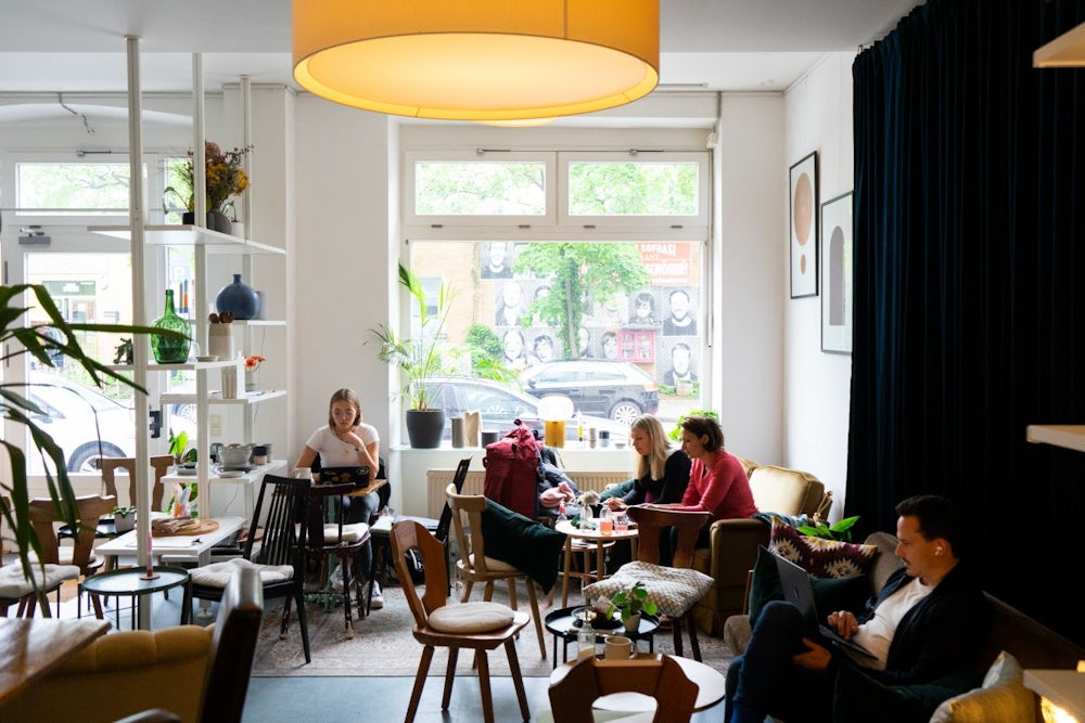 Die Möbel, auf denen man im Café Fika Platz nehmen kann, sind größtenteils käuflich. 