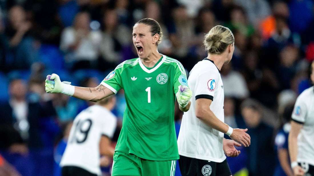 
Ann-Katrin Berger jubelt nach dem Sieg gegen Frankreich.