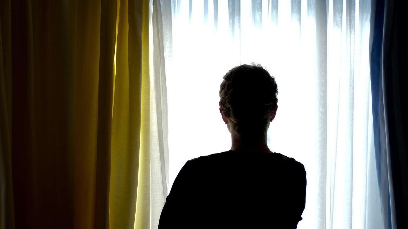 ARCHIV - 28.08.2013, Niedersachsen, Nienburg: ILLUSTRATION - Eine junge Frau steht in einem Zimmer eines Frauenhauses. (zu dpa: „Bericht: Mehr häusliche Gewalt in Deutschland“) Foto: Peter Steffen/dpa +++ dpa-Bildfunk +++