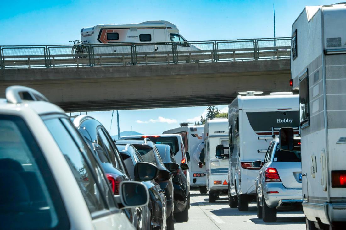 Wohnmobile stehen auf der Autobahn im Stau