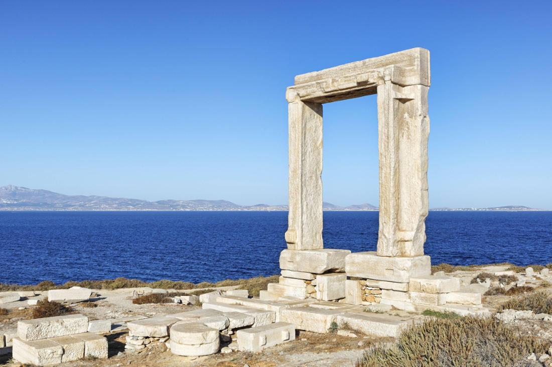 Portara in Chora auf der Insel Naxos in den Kykladen, Griechenland.
