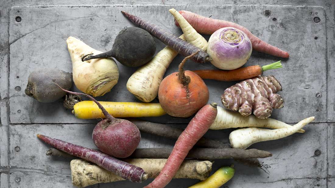 Raw vegetables lying on gray wooden surface herbstgemüse