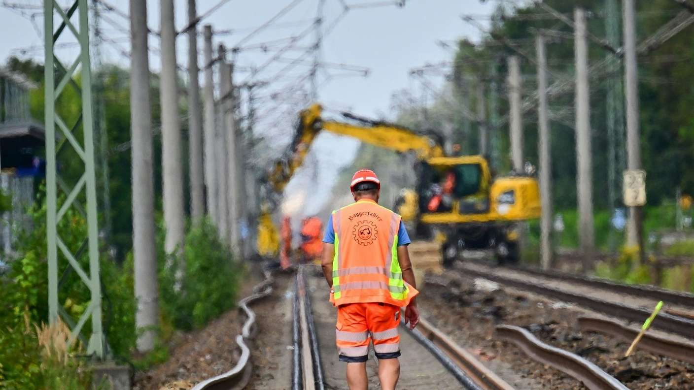 Ein Bauarbeiter auf einer Baustelle der Deutschen Bahn.