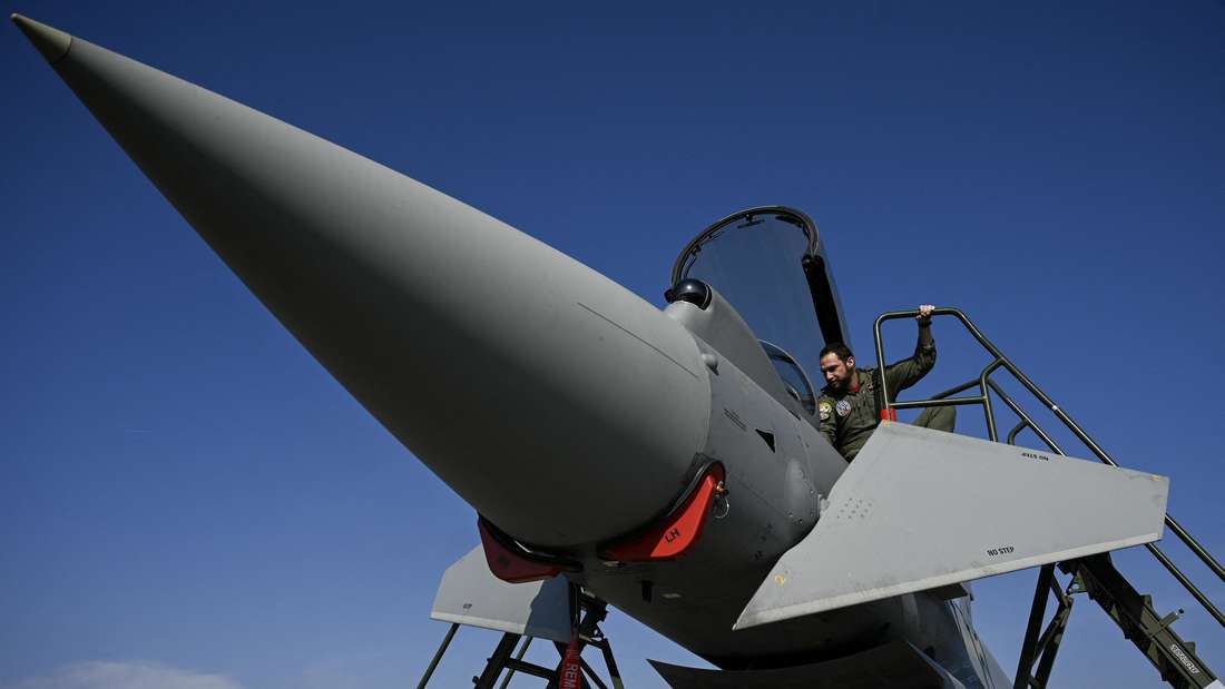 Ein spanischer Pilot Klettert in die Kanzel von seinem Eurofighter EF-2000 Typhoon II