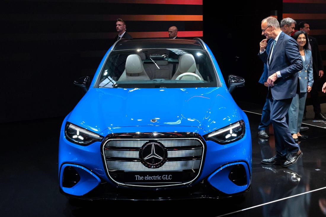 Bundeskanzler Friedrich Merz (hier auf Tuchfühlung mit dem neuen Elektroauto Mercedes GLC) weilte kürzlich auf der IAA