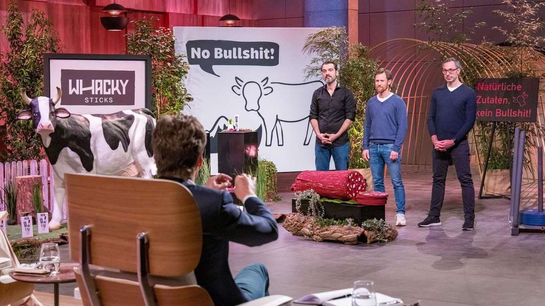 Die Höhle der Löwen - Präsentation nach der "Salami-Taktik": Erst nach und nach legten die Gründer von "Whacky" die wahren Hintergründe ihrer Firma für Rindfleisch-Snacks offen. Carsten Maschmeyer (vorne) missfiel das sehr.