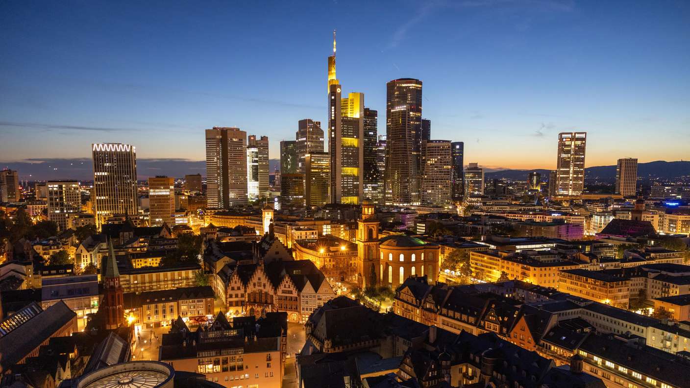 Blick von der Turmspitze des Frankfurter Kaiserdom bei Nacht auf Frankfurt.