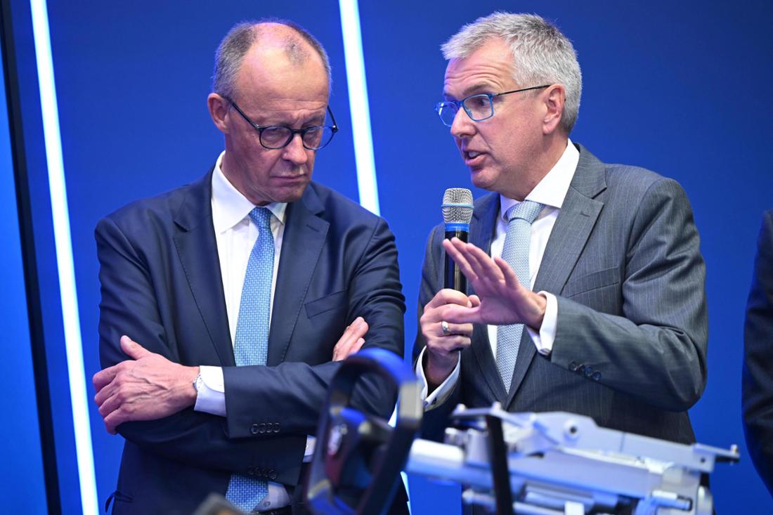 Bundeskanzler Friedrich Merz (l CDU) unterhält sich am Stand von ZF mit Holger Klein, noch CEO ZF Group, bei der Eröffnung der internationalen Automesse IAA Mobility.