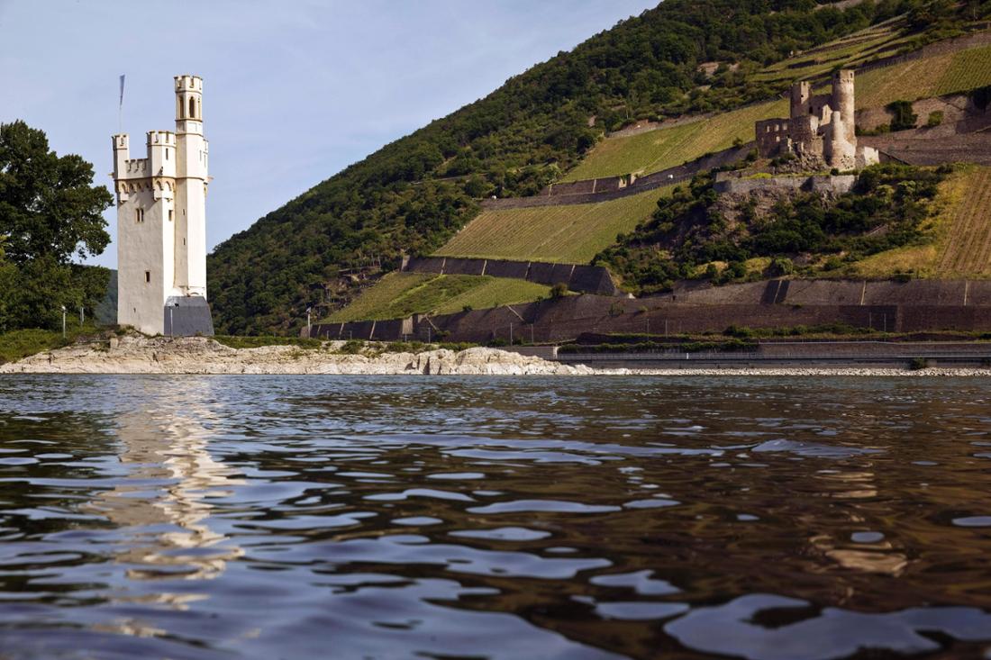 Der weiße Binger Mäuseturm und die wildromantische Ruine von Burg Ehrenfels liegen in Sichtweite.