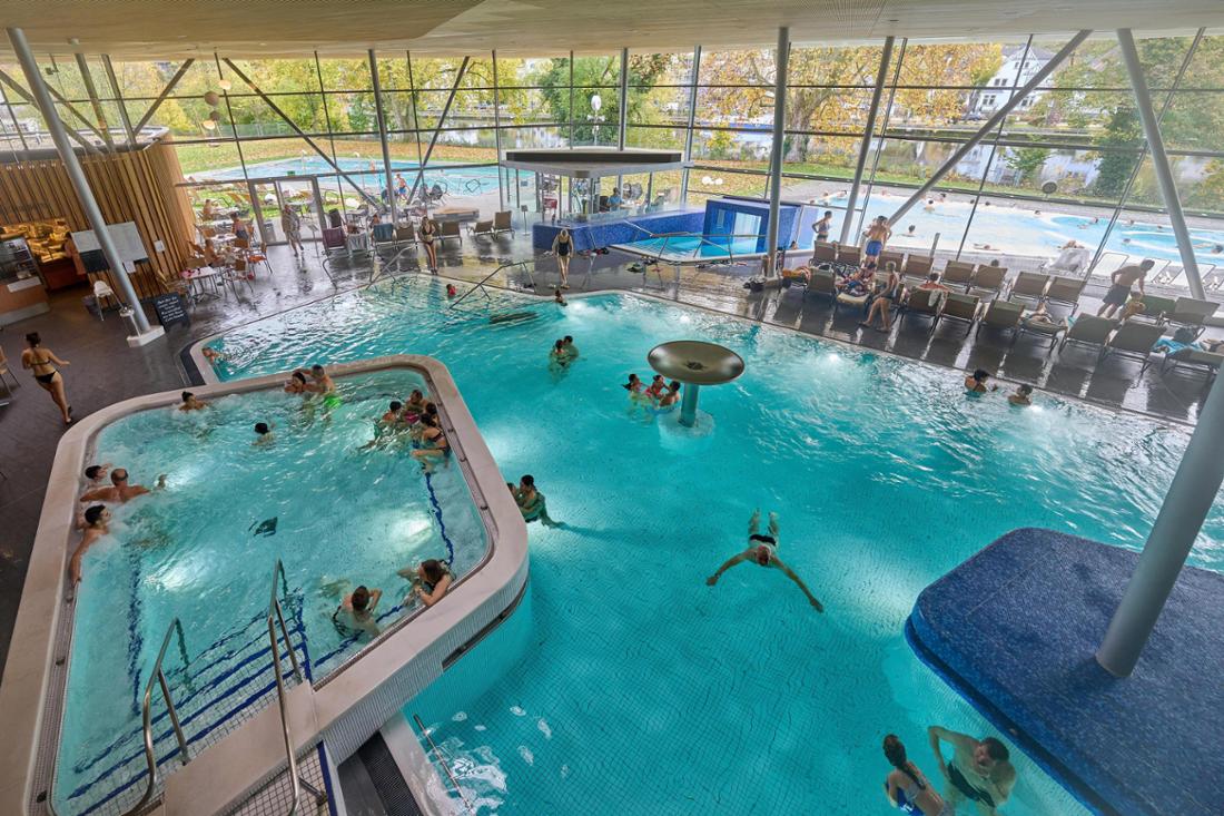 Besucher entspannen sich in der Therme Bad Ems.