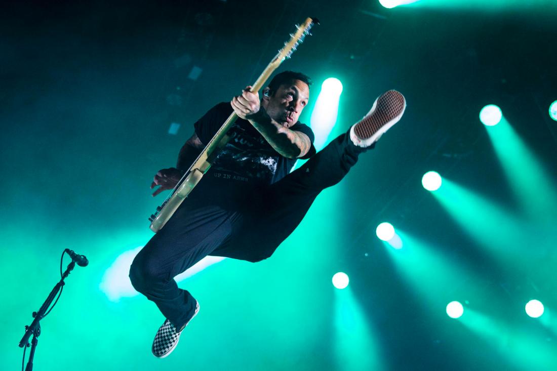 Gründungsmitglied Joe Principe von Rise Against bei einem Konzert in Chicago