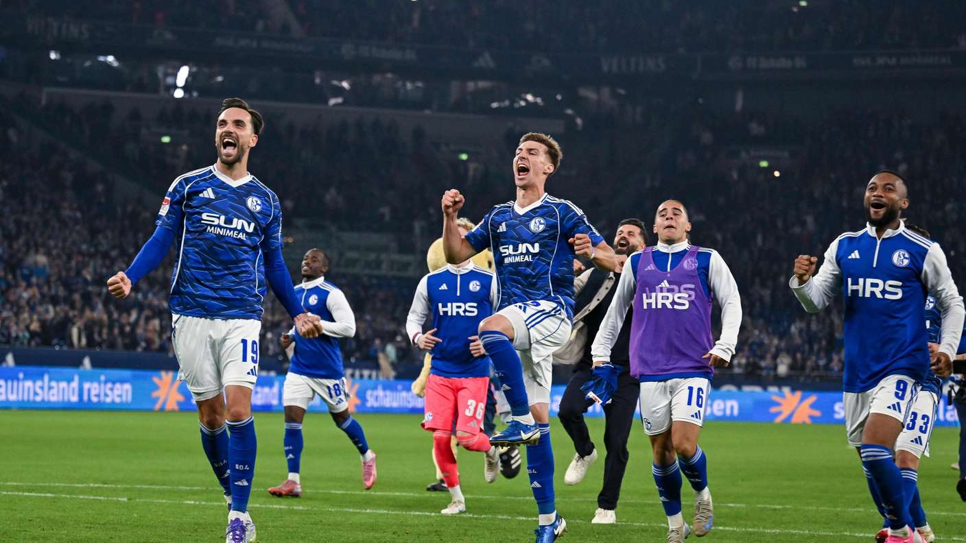 Schalke-Spieler jubeln.