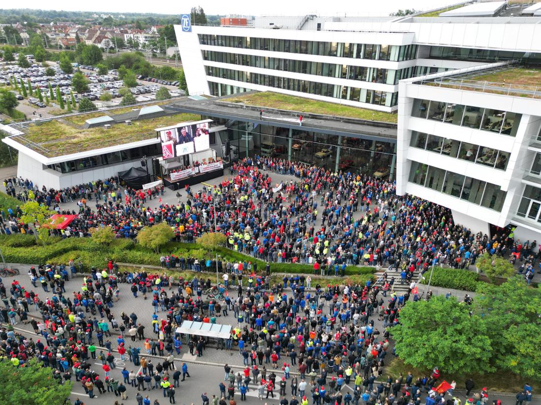 Mitarbeiter der ZF Friedrichshafen demonstrieren vor dem Forum des Automobilzulieferer-Konzerns.