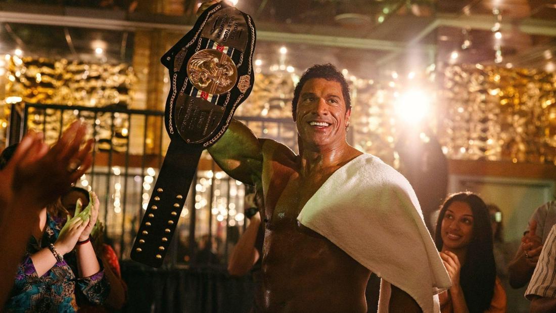 Szenenbild aus dem Film „The Smashing Machine“: Dwayne Johnson als MMA-Kämpfer Mark Kerr