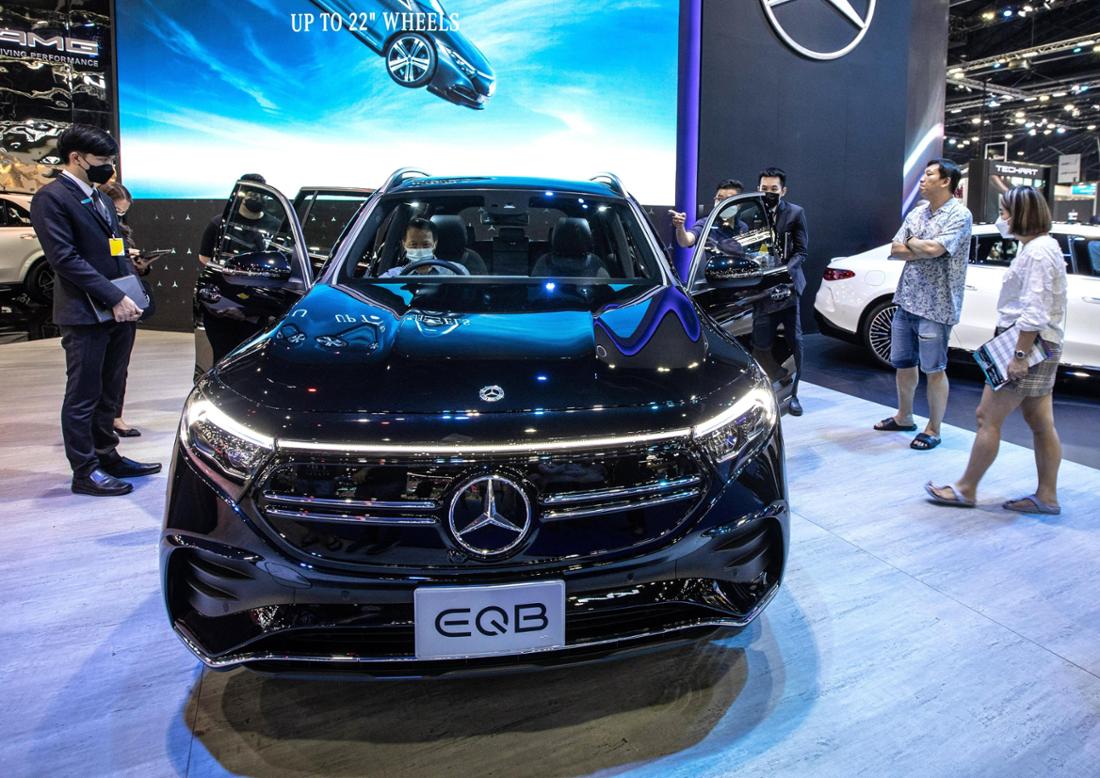 Elektro-SUV Mercedes EQB auf einer Automesse in Thailand: Für 2026 planen die Stuttgarter ein Nachfolgemodell