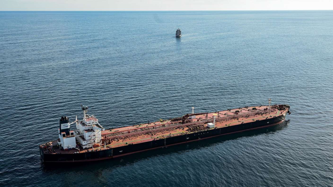 01.10.2025, ---: Dieses Luftbild, das am 1. Oktober 2025 vor der westfranzösischen Hafenstadt Saint-Nazaire aufgenommen wurde, zeigt den Tanker der so genannten „Schattenflotte“ Russlands, der im Verdacht steht, an Drohnenflügen über Dänemark beteiligt zu sein, und der zwischen dem 22. und 25. September vor der dänischen Küste kreuzte. - Das unter der Flagge von Benin fahrende Schiff mit dem Namen „Pushpa“ oder „Boracay“, das von der Europäischen Union wegen seiner Zugehörigkeit zu Russlands sanktionsbewehrter „Schattenflotte“ auf die schwarze Liste gesetzt wurde, liegt seit mehreren Tagen vor der französischen Küste fest. Foto: Damien Meyer/AFP/dpa +++ dpa-Bildfunk +++