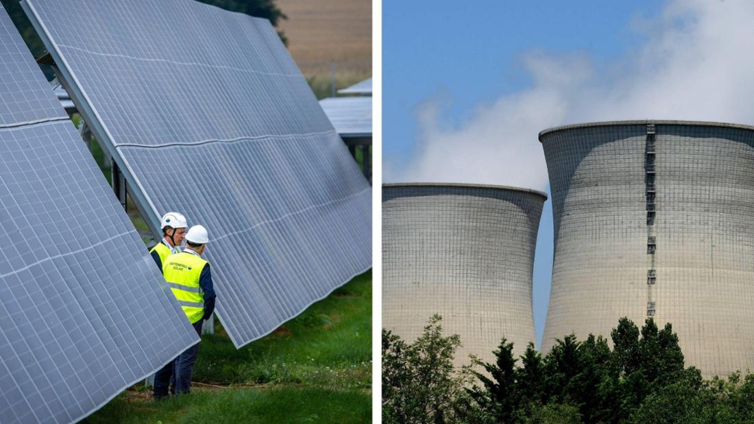 Zweigeteilte Montage: Auf der linken Seite laufen Arbeiter durch einen neuen Solarpark. Auf der rechten Seite sind die Kühltürme eines französischen Atomkraftwerks zu sehen.