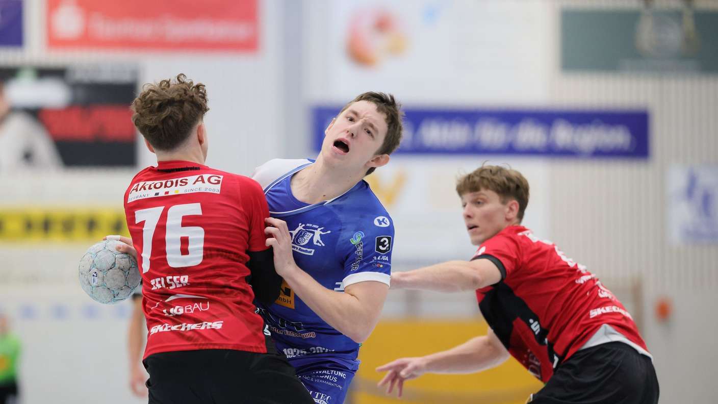 Bruderduell: Der Münsterer Lars Zelser (Mitte) wird von seinem Bruder Nils (links) von der HSG Nieder-Roden gestoppt. Die Gäste gewannen das Hessenderby klar.