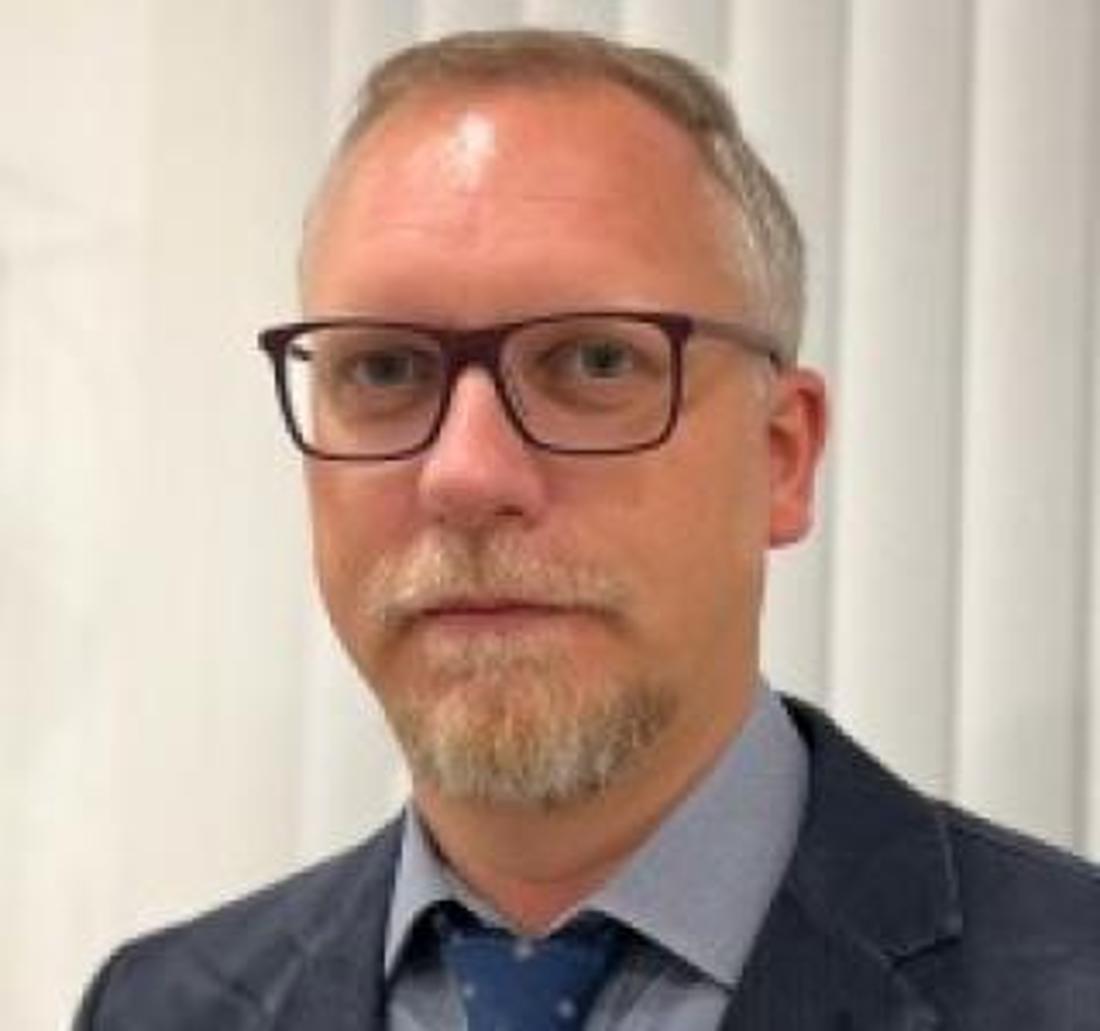 Anton Shekhovtsov ist ukrainischer Politikwissenschaftler und Direktor des Centre for Democratic Integrity in Wien. Es befasst sich mit der „Analyse von Einflüssen autoritärer Regime auf die demokratische Ordnung Europas“.