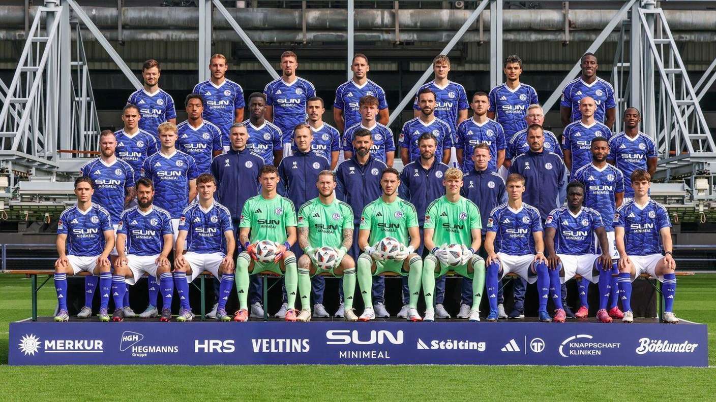 Uwe Diefenthal (3. Reihe, 3. v. re.) durfte mit aufs Schalke-Mannschaftsfoto.