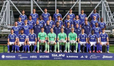 79-jähriger Fan mischt sich bei Mannschaftsfoto unter Schalke-Stars