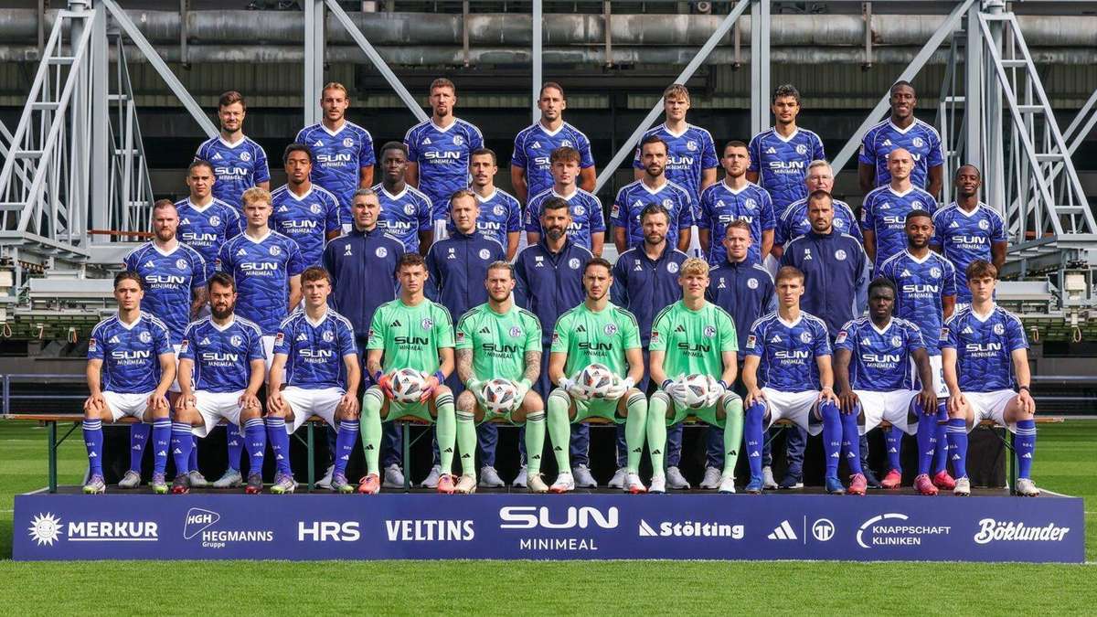 79-jähriger Fan mischt sich bei Mannschaftsfoto unter Schalke-Stars