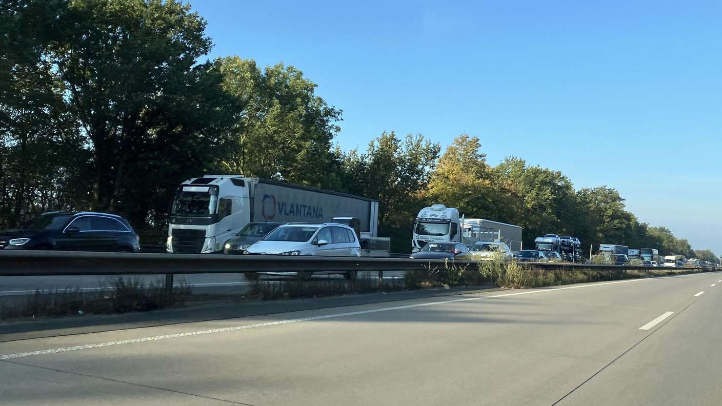 Gewohntes Bild: Die Lkw-Spur auf der A1 vor der Weserbrücke staut sich kilometerweit.