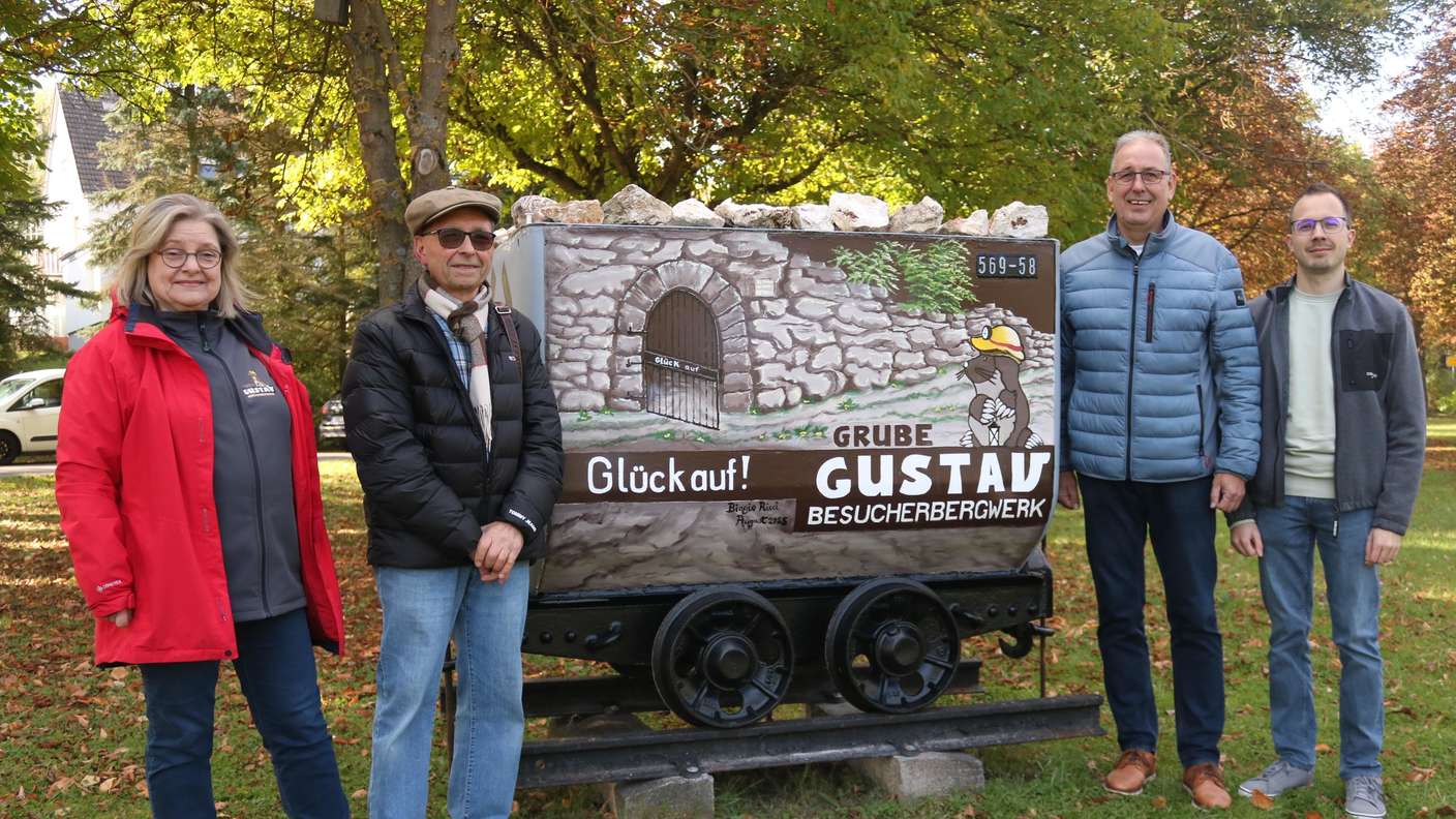 Lore Ortseingang Abterode Grube Gustav als Motiv gestaltet bemaltHier: Astrid Schill-Dunkel, Leiterin des Besucherbergwerks Grube Gustav, Maler Biagio Ricci, Bürgermeister Friedhelm Junghans (auch erster Vorsitzender Förderverein „Grube Gustav“) und der zweite Vorsitzende Erik Horne mit der Lore