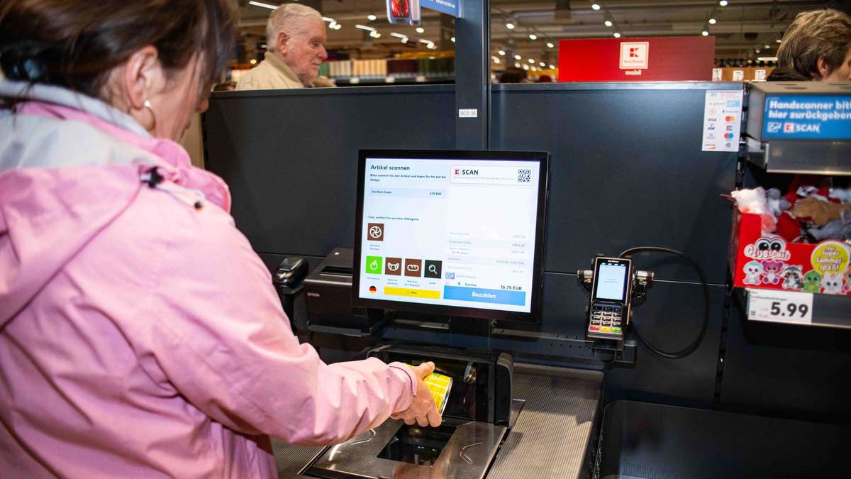 Supermarkt-Kundin ahnt nicht, was an SB-Kassen im Geheimen passiert