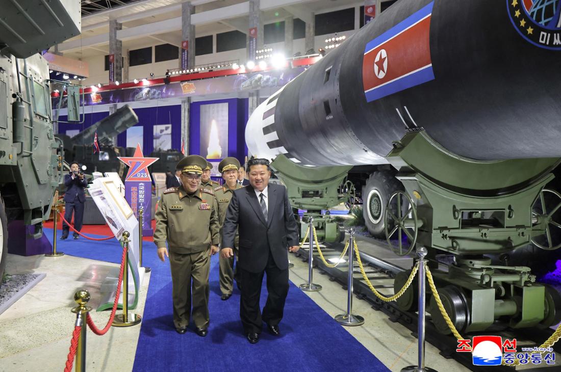 Der nordkoreanische Führer Kim Jong Un schreitet vorbei an Raketen bei der Militärausstellung „Defence Development 2025“.