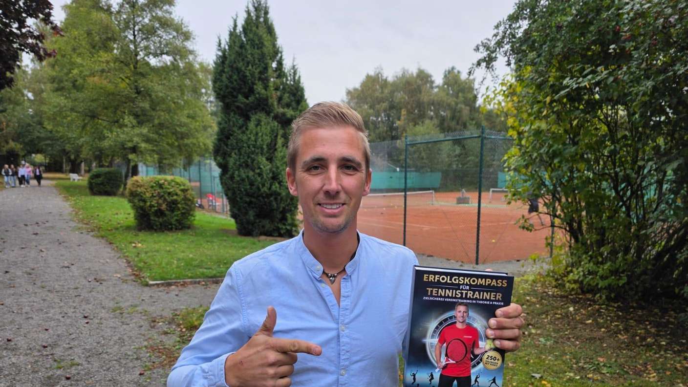 Tennis Buchvorstelllung Martin KaresBuchveröffnetlilichung „Erfolgskompass für Tennistrainer“Korbach / Vereinsheim des  TC Korbach in Lelbach Foto: Privat  