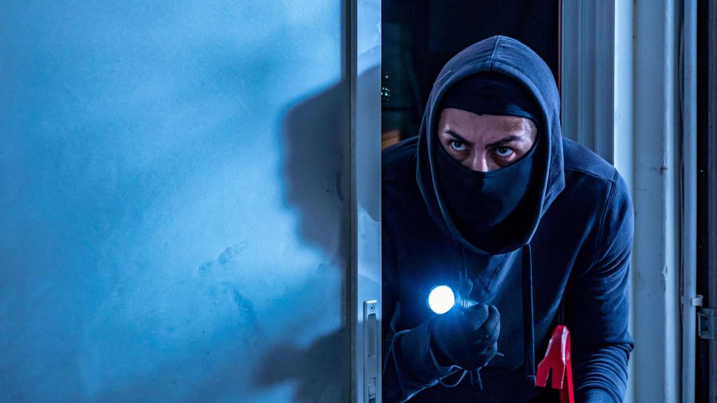 A burglar with a crowbar broke the door and went to the house.
Bildnachweis:	athima tongloom
Creative #:	1392359424
Lizenztyp:	Lizenzfrei
Kollektion:	Moment
Max. Dateigröße:	5919 x 3946 px (50,11 x 33,41 cm) - 300 dpi - 19 MB
Hochgeladen am:	19. April 2022
Ort:	Thailand
Releaseangaben:	Mit Model-Release
Kategorien:	
Fotos
Einbruch