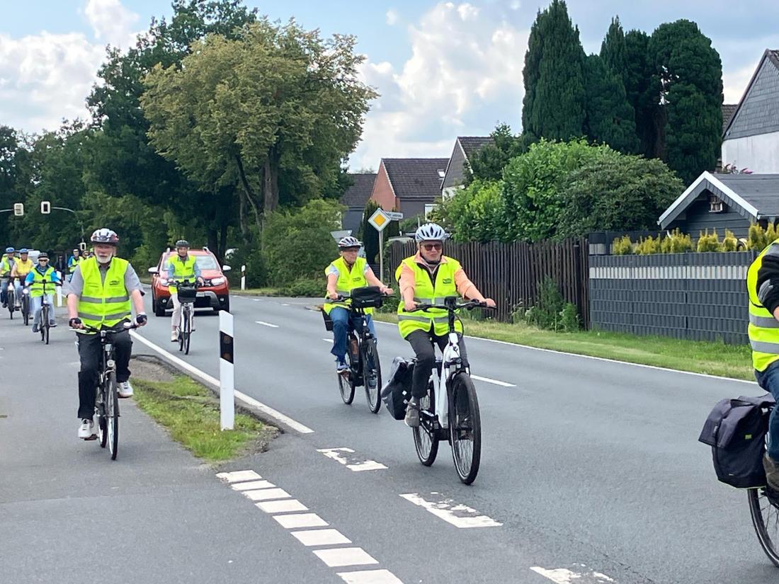 Nicht alle Radfahrer trauen sich auf der Varreler Landstraße auf die Fahrbahn.