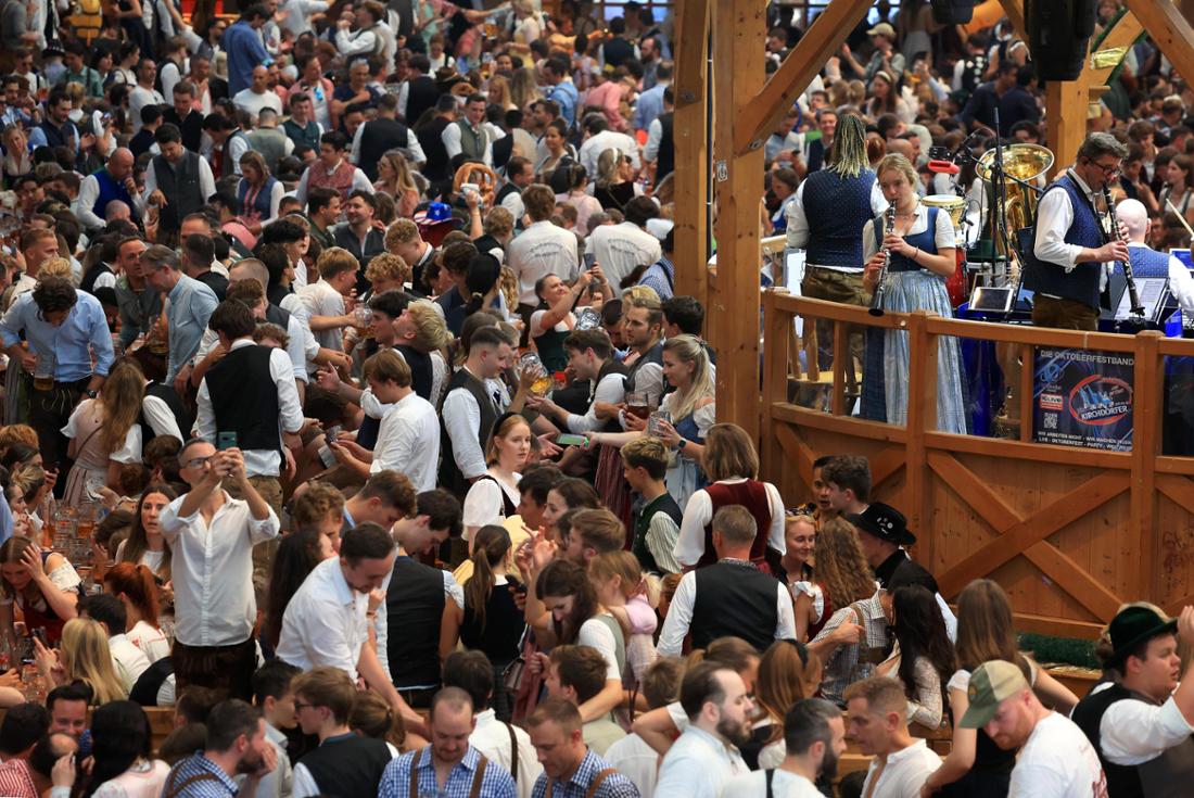 Besucher in einem Oktoberfest-Zelt