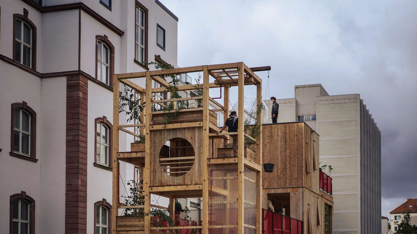 Ein Holzbau auf Stahlträgern mit grüner Fassade: Der „Frankfurter Prototype“.