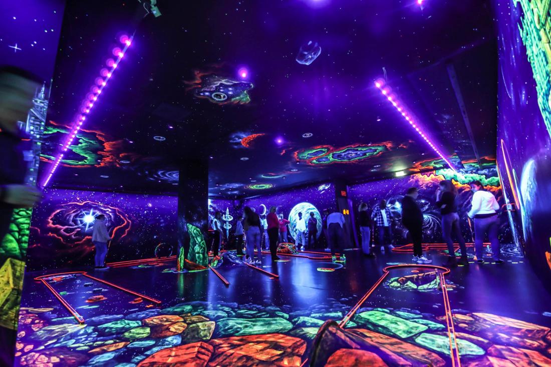 Glowing Rooms Dortmund. 3D-Schwarzlicht-Minigolf ist ein wetterunabhängig. Weitere Standorte: Köln, Düsseldorf, Dresden.