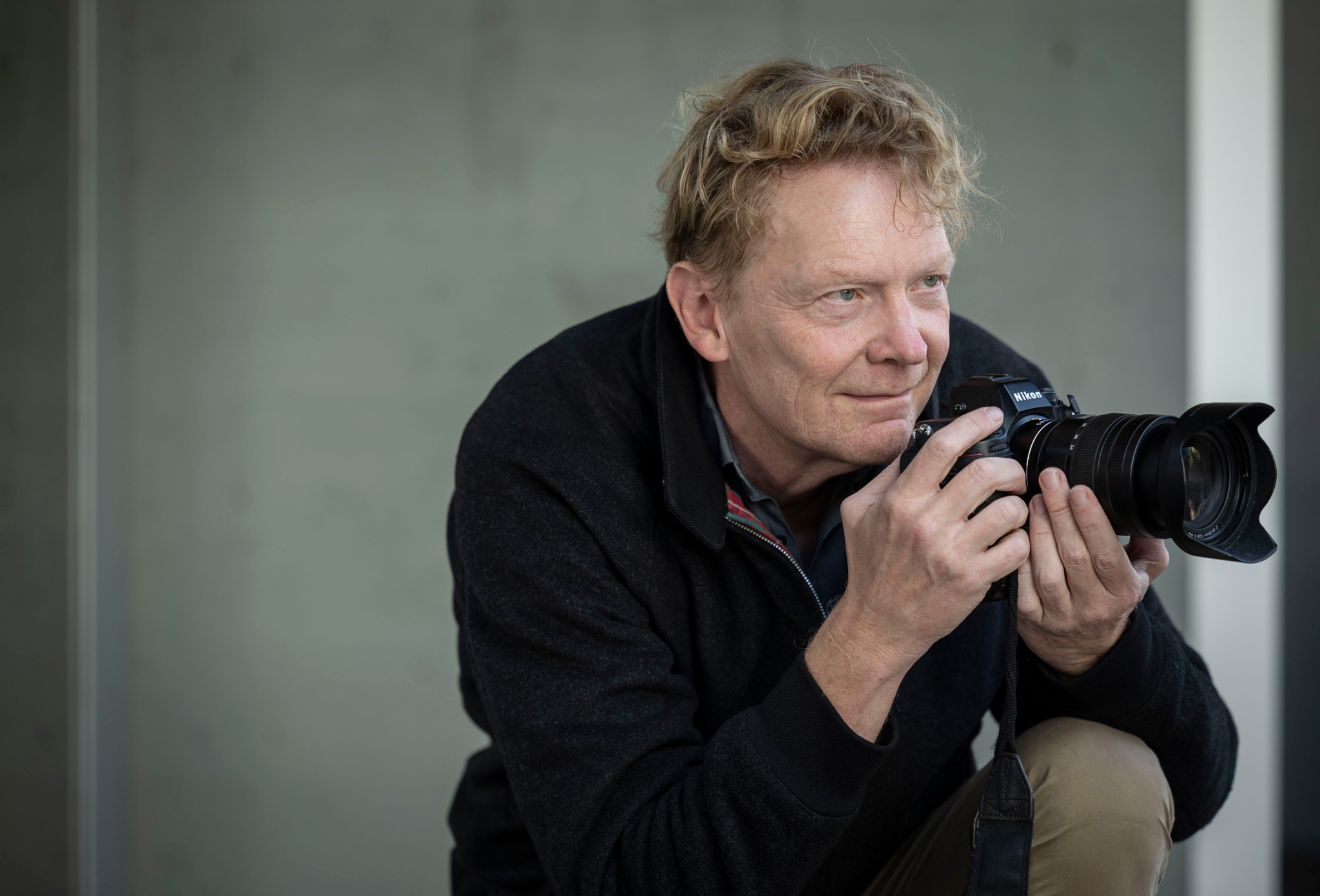 Fotograf Adrian Moser bei der Arbeit mit Kamera während eines Videodrehs für 175 Jahre Bund in Moutier.