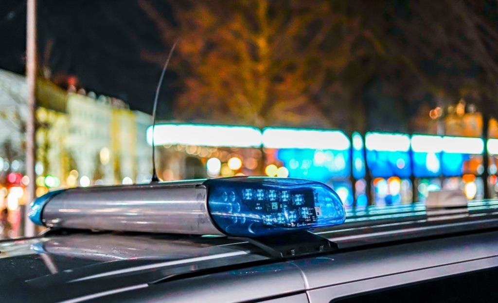 Betrunkener E-Bikefahrer (64) kracht in Augsburg gegen geparkten Mercedes