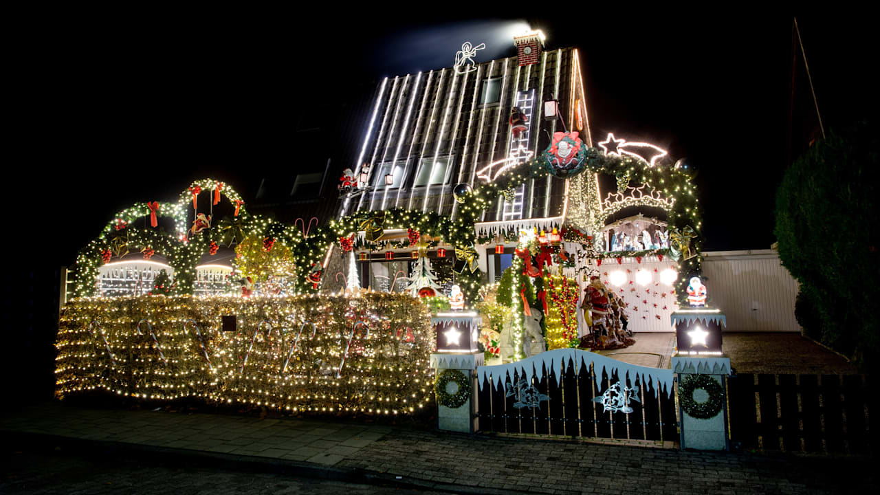 Berühmtes Weihnachtshaus leuchtet wieder: mit 60.000 Lichtern | Regional