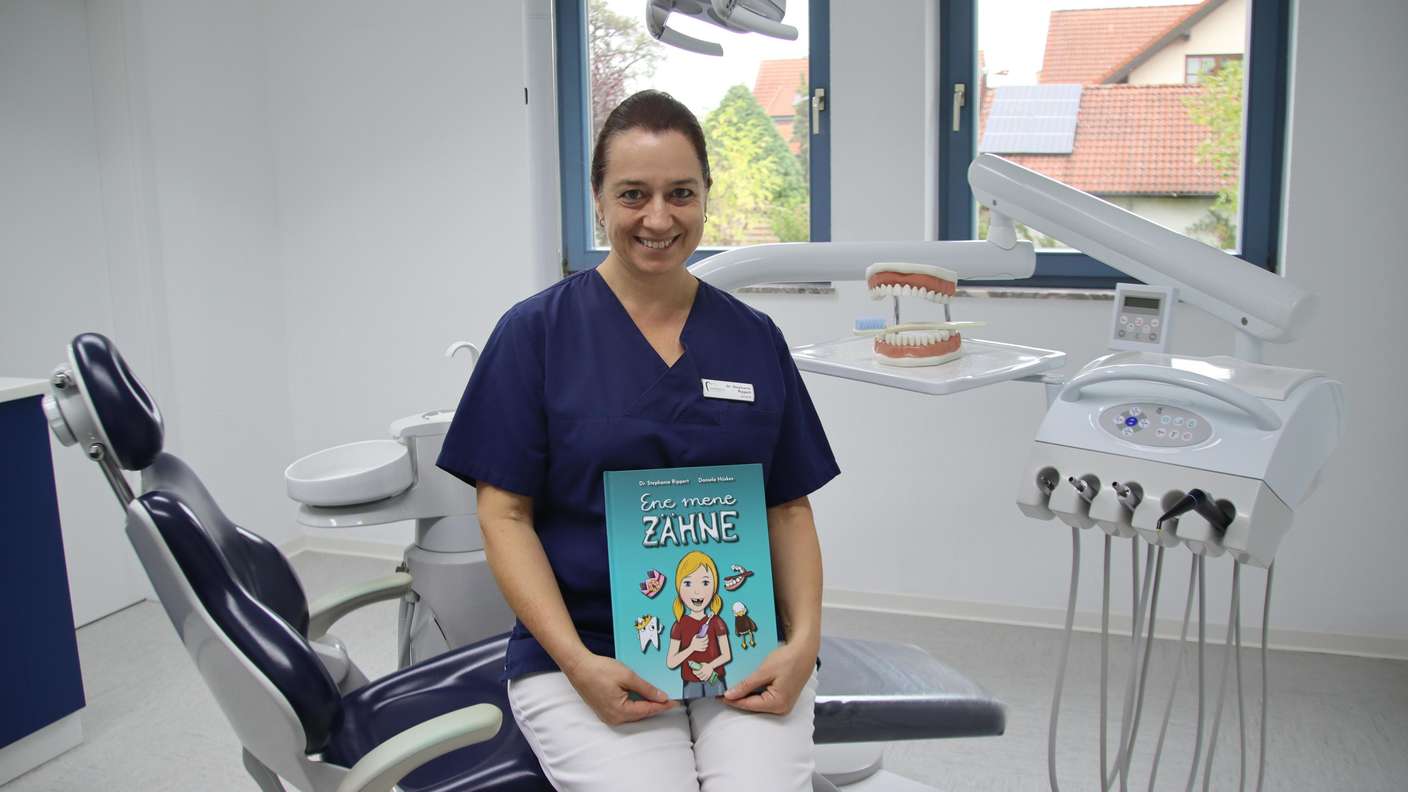 Zahnärztin Rippert präsentiert ihr Kinderbuch „Ene mene Zähne“.