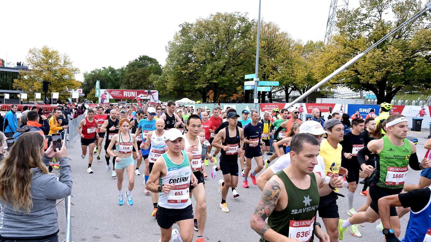 Tausende Läuferinnen und Läufer starten beim München Marathon.