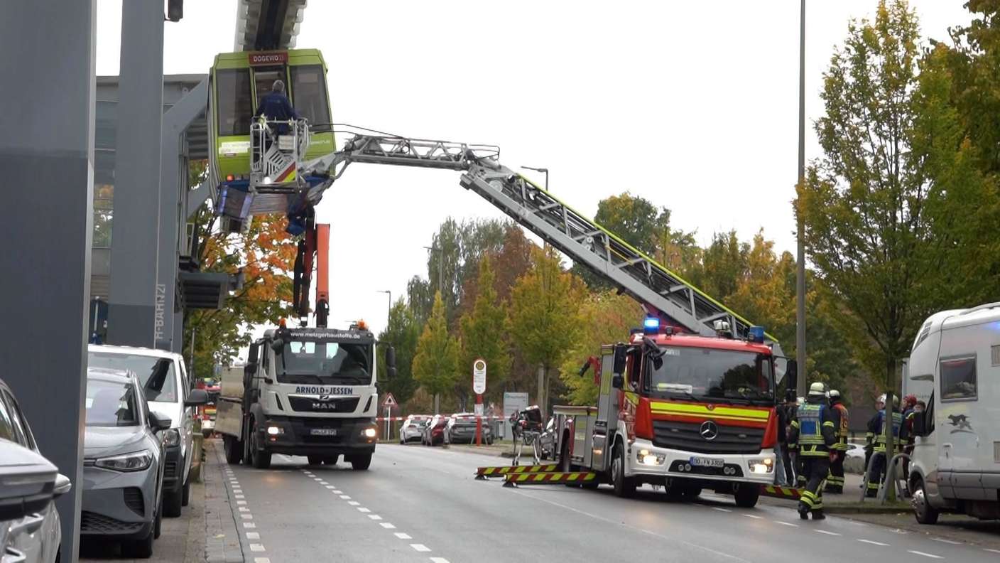 Die H-Bahn in Dortmund ist mit einem Kran kollidiert – und hängt nun schräg in der Schiene.