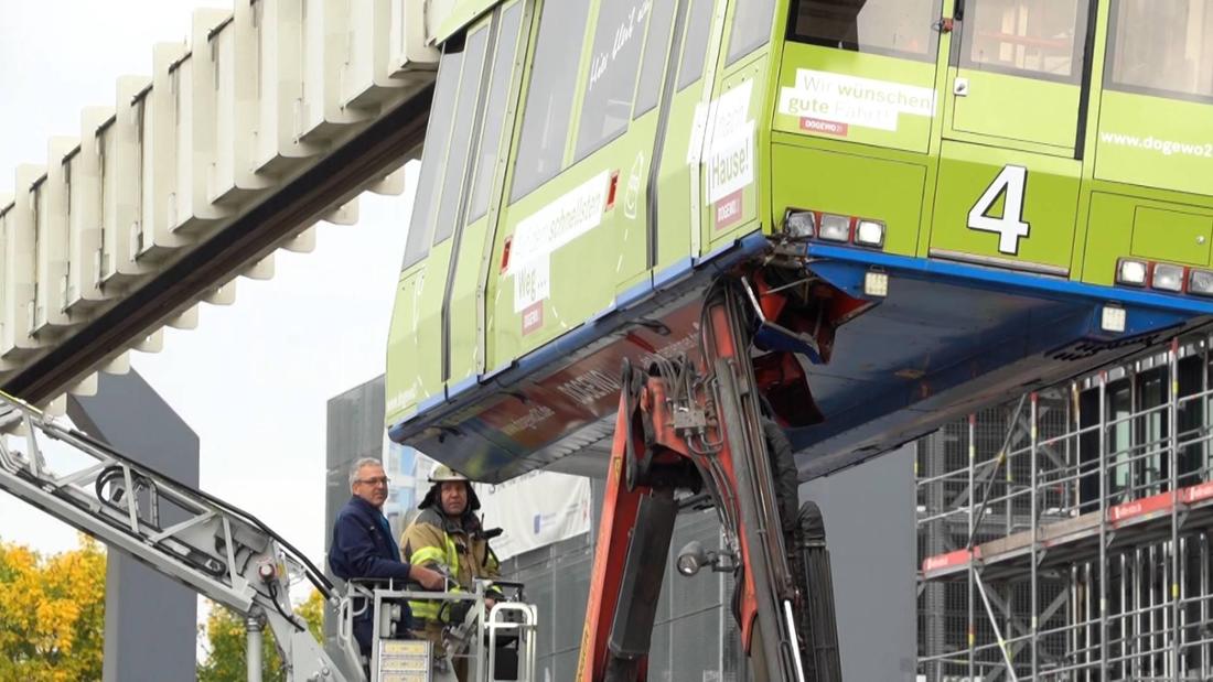 Eine Person wurde bei dem Unfall der H-Bahn verletzt.