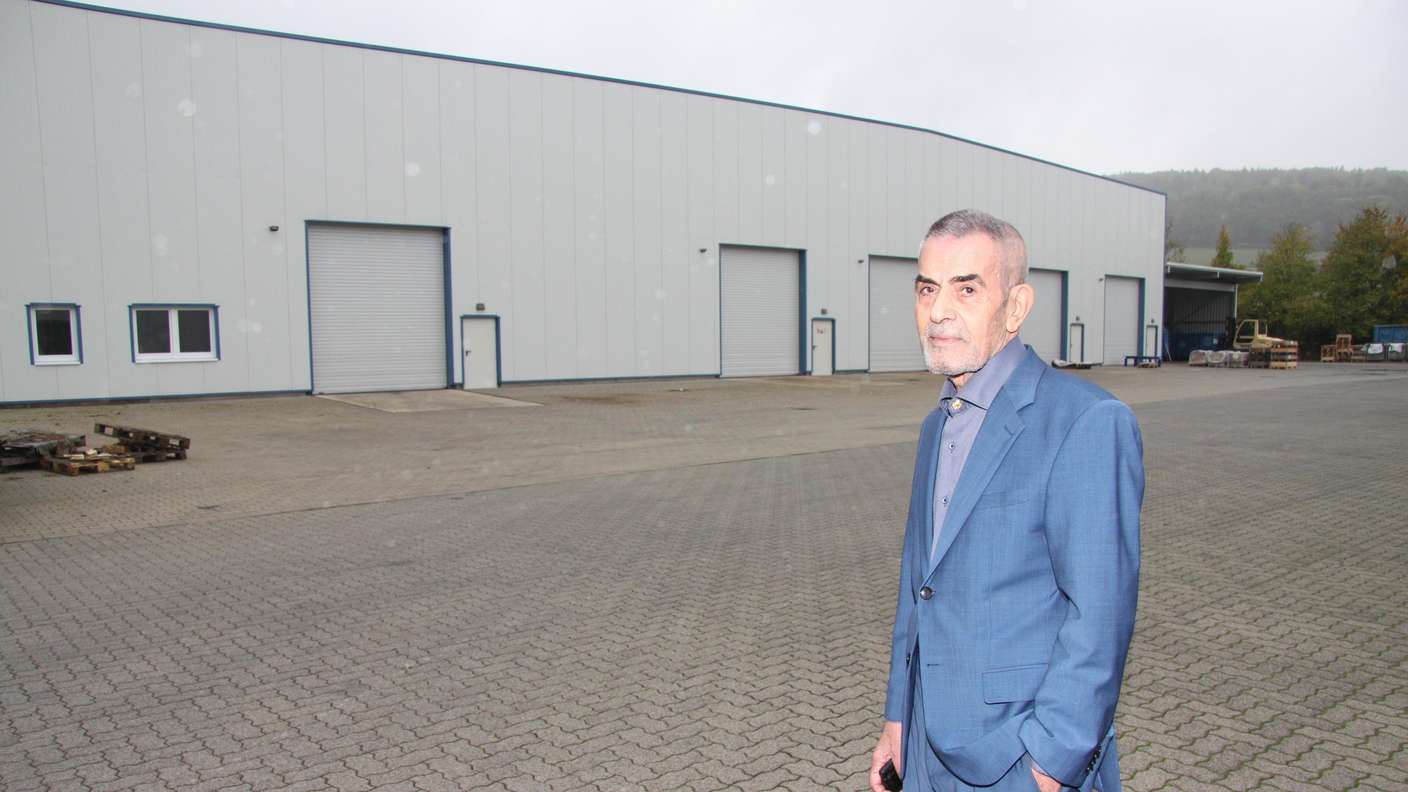 Die neue Halle des Maschinenbaubetriebs Siebenhaar in Hofgeismar, Davor Firmeninhaber Dr. Jamshid Yektai. 