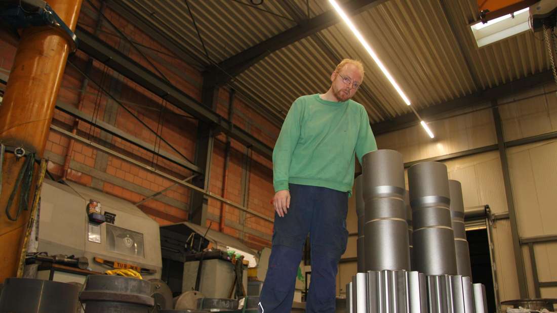 Foto: Bernd Schünemann Siebenhaar in Hofgeismar weiht Neubau der am  8. September 2023 komplett niedergebrannten Halle Firmenhalle ein. Industriemechaniker Matthias Berneburg mit Ritzelwellen, die zum Beispiel in Drehwerk von Kran eingebaut werden. 