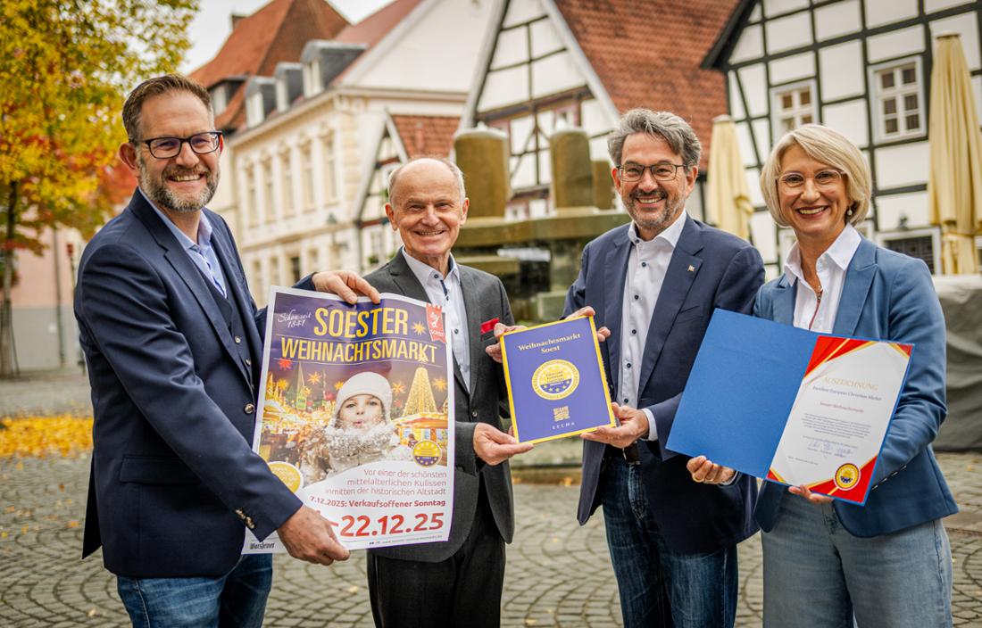 Josef Schüller von der European Excellent Christmas Market Association (2. von links) überreichte am Donnerstag die Auszeichnung an Michael Schiewe (links), Bürgermeister Dr. Eckhard Ruthemeyer und WMS-Chefin Carolin Brautlecht.