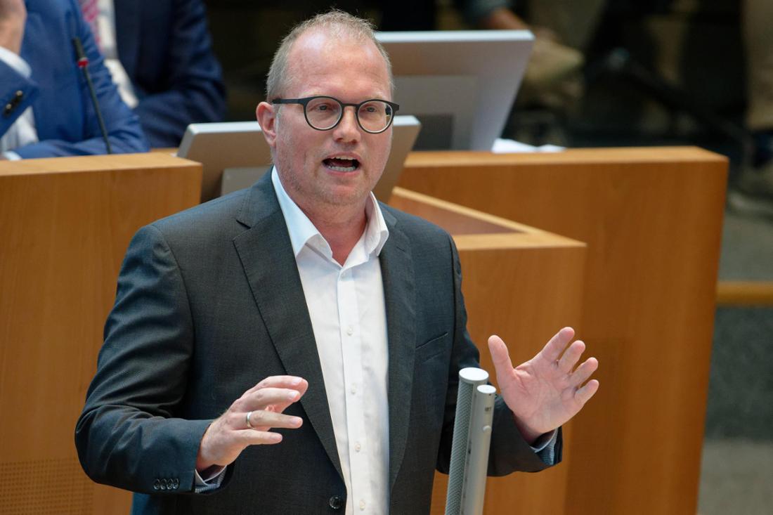 17.09.2025, Nordrhein-Westfalen, Düsseldorf: Jochen Ott (SPD), Vorsitzender der Landtagsfraktion seiner Partei, spricht bei einer Plenarsitzung des Landtags von Nordrhein-Westfalen. Die nordrhein-westfälische Landesregierung bringt ihr Haushaltsgesetz für das kommende Jahr sowie die Finanzplanung bis 2029 in den Düsseldorfer Landtag ein. Foto: Henning Kaiser/dpa +++ dpa-Bildfunk +++