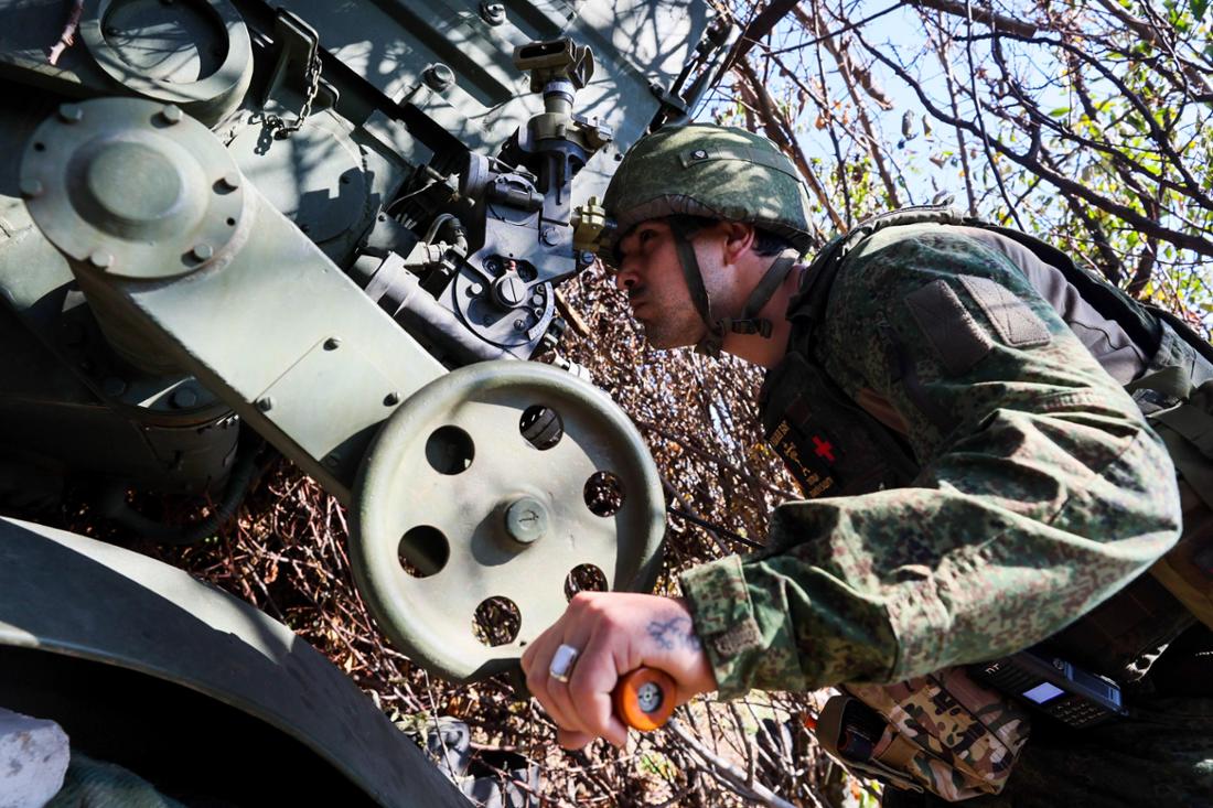Ein russischer Artillerie-Soldat steht an der Donbass-Front unweit von Pokrowsk.
